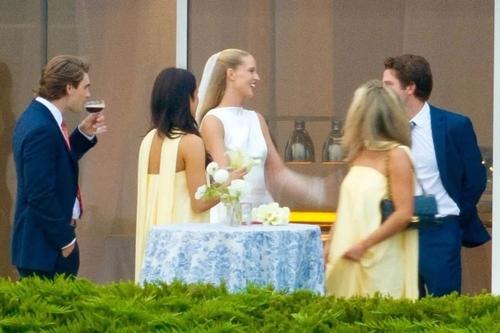 La modelo deslumbró con un vestido blanco clásico en su gran día. (Foto: People)