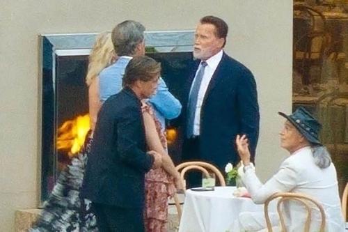 Arnold Schwarzenegger y Maria Shriver acompañaron a su hijo en la boda. (Foto: People)