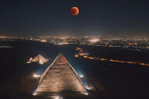 Postal del eclipse sobre la Pirámide de Giza, en Egipto. (Foto: redes sociales)