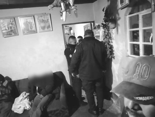 El cuerpo de Diego quedó sobre el sofá en medio de una celebración. (Foto: Nuestro Diario)