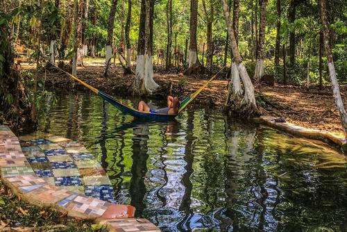 Relájate en una de las hamacas que cuelgan sobre el agua. (Foto: Balneario "Manantial Los Tello")