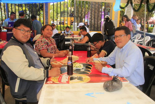 La familia Subuyuj disfruta el tradicional platillo. (Foto: Mario Equité/Colaborador)