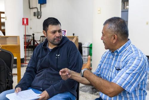 El profesor Gerson Rodríguez (derecha) es el encargado de impartir las clases. (Foto: Cortesía MCD)