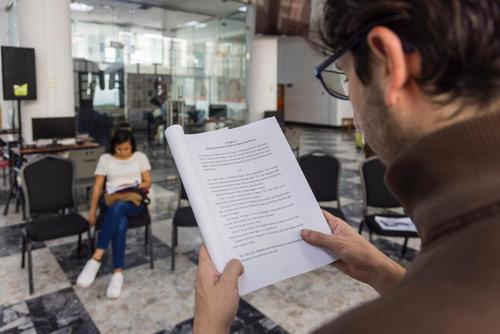 Los estudiantes utilizan los libros de la biblioteca para practicar el inglés. (Foto: Cortesía MCD)