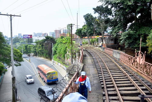 Para poner en marcha el Metro sería necesario recuperar la línea férrea en varios tramos. (Foto: Archivo/Soy502)