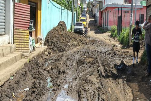 Los mismos vecinos han creado montañas de tierra para evitar que el agua llegue a sus hogares. (Foto: Edwards Morales/Colaborador)