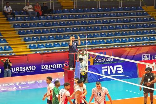 El árbitro guatemalteco se prepara para dirigir en un certamen de alto nivel. (Foto: Cortesía)