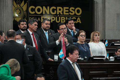 Duay Martínez, del bloque Vamos, (con micrófono en mano) reafirmo el respaldo de su grupo hacia el Decreto 7-2025. (Foto: Wilder López/Soy502)
