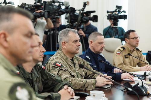 El primer ministro polaco, Donald Tusk, afirmó que la violación del espacio aéreo polaco por parte de varios drones rusos durante la noche constituyó una grave provocación contra el país miembro de la UE y la OTAN. (Foto AFP/Oficina del Primer Ministro de Polonia) 
