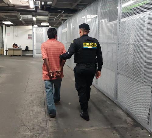 El detenido fue identificado como Edgar Pérez. (Foto: PNC)