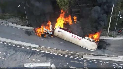 El tráiler volcó y explotó provocando la tragedia. (Foto: redes sociales)