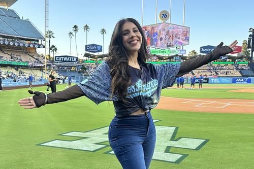 La artista entonó el himno de Estados Unidos con precisión y sentimiento. (Foto: Fabiola Roudha)