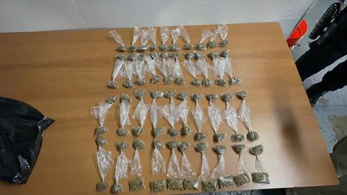 Un total de 70 bolsitas con marihuana se le incautaron al capturado. (Foto: PNC)
