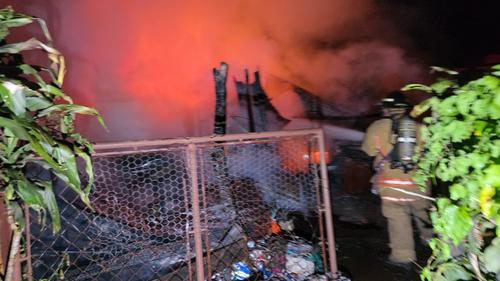 A pesar del apoyo de los bomberos, la casa fue consumida por el fuego. (Foto: Surama Rodas / colaborada)