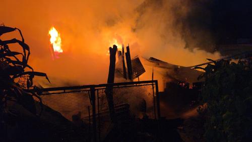 Los bomberos estuvieron durante una hora y media tratando de controlar el incendio. (Foto: Surama Rodas / colaborada)