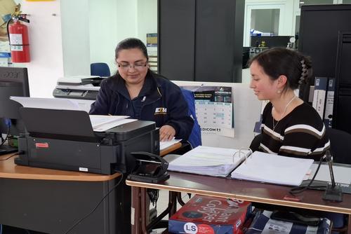Personal de la Empresa Eléctrica Municipal atiende a los usuarios en cualquier trámite. (Foto: Josué Ardeano/Colaborador)