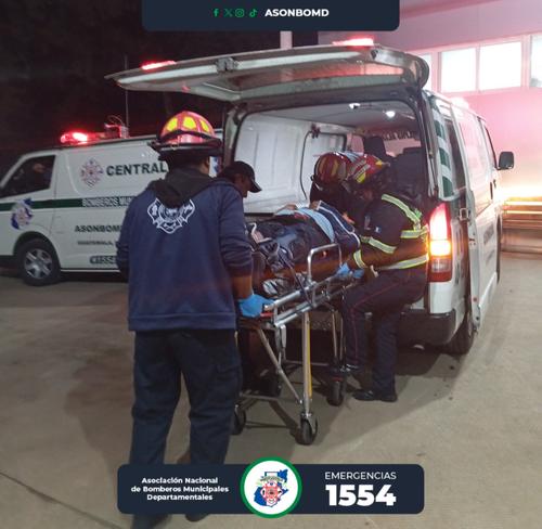 Las tres víctimas heridas fueron trasladadas al IGSS de Chimaltenango. (Foto: Asonbomd)
