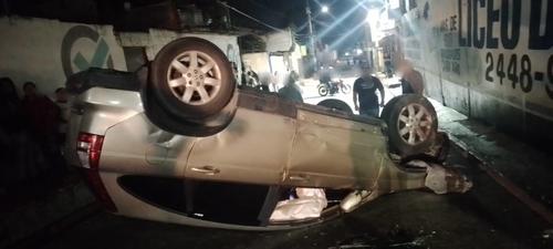 Debido al automotor que quedó volcado, se mantiene obstaculizada la vía. (Foto: PMT Villa Canales)