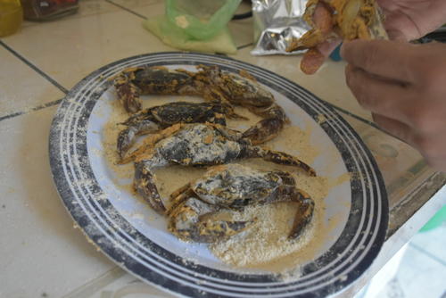Empanizá los cangrejos para que tomen consistencia y sabor.
