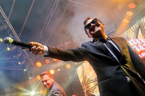 "Coco" Funes, vocalista e hijo de Fidel Funes, puso a cantar a todos los asistentes. (Foto: Cortesía Fidel Funes)