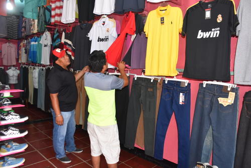 Ahora, aparte de vender los productos nuevos, tiene un local con ropa americana.  (Foto: Manuel Peralta/Colaborador)