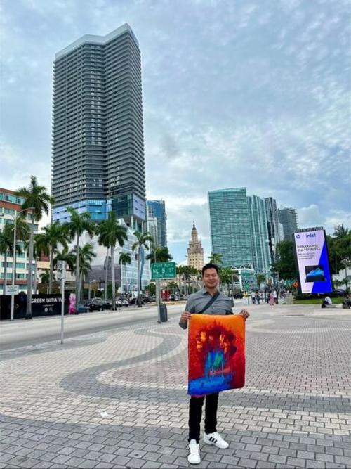 A donde vaya, el guatemalteco porta con orgullo la bandera nacional. (Foto: Cortesía/Nehemías Escalante)