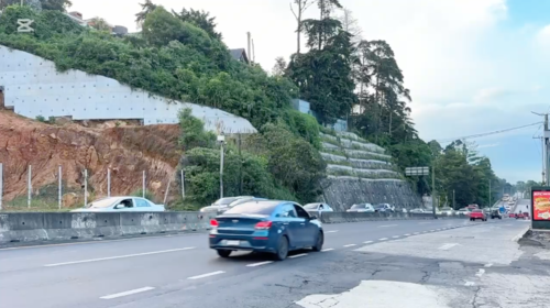 Tráfico lento reportado por las autoridades debido a deslizamiento de tierra en el kilómetro 24 dentro de la jurisdicción de Fraijanes. (Foto: PMT Santa Catarina Pinula)