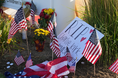 Visitantes visitan un monumento en memoria de Charlie Kirk. (Foto: AFP)