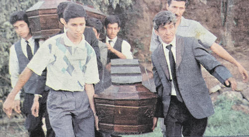 Los cuerpos de los fusilados fueron colocados en ataúdes. (Foto: Hemeroteca)