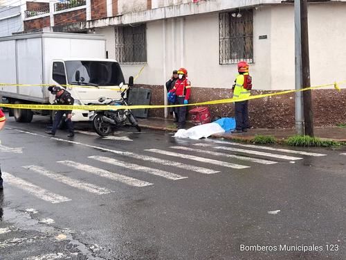 Según testigos, la víctima se estacionó, sentó en la banqueta y colapsó de manera repentina. (Foto: Bomberos Municipales)