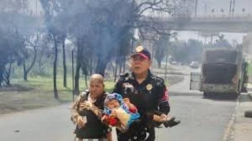 La escena se convirtió en un símbolo del hecho y fue compartida por usuarios que destacaron su acto de amor y valentía. (Foto: N+México)