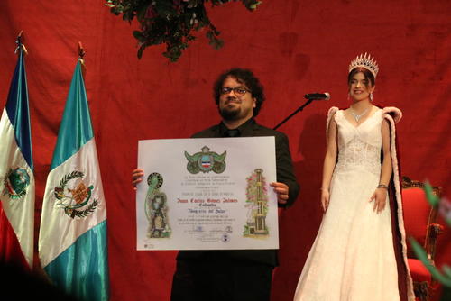 Los escritores recibieron el pergamino que los acredita como ganadores del certamen. (Foto: Oswaldo Cop/Colaborador)