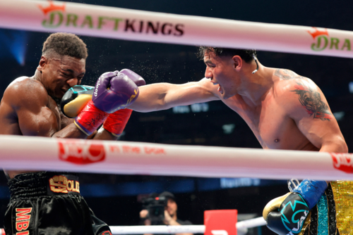 El pugilista petenero disputó su pelea número 20 y la saldó con un empate frente a Christian Mbilli. (Foto: AFP)