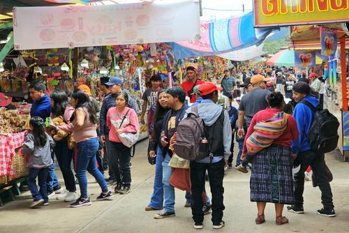 Cientos de vecinos han llegado al campo de la feria para disfrutar en familia y con amigos. (Foto: Oswaldo Cop/Colaborador)