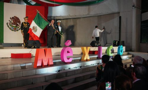 El embajador de México, Romeo Ruiz Armento (al centro), realizó el grito de Independencia. (Foto: Wilder López/Soy502)