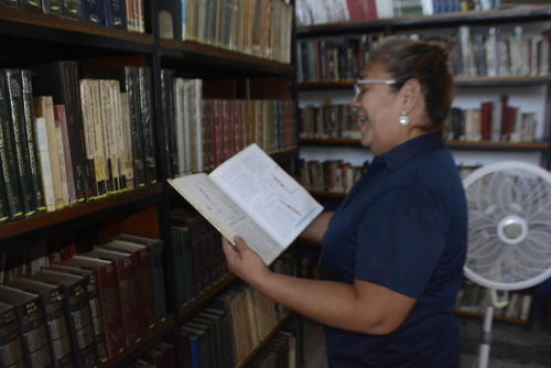 Blanca Sotay, bibliotecaria, podrá orientarte sin problema. (Foto: Manuel Peralta/Colaborador)