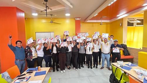 Líderes en formación muestran con orgullo su diploma. (Foto: IKIGAI)
