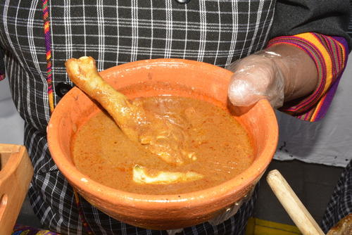 Preparar pepián requiere paciencia y amor por la gastronomía chapina. (Foto: Roberto Ruiz/Colaborador)