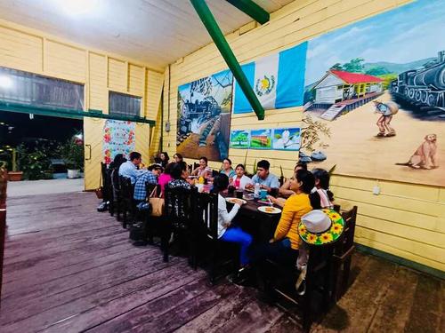 Familias completas que van de paso hacen una parada obligatoria en el lugar. (Foto: Carlos Monroy/Colaborador)