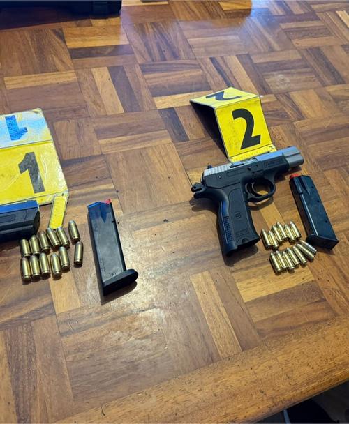 Entre lo incautado se encuentran armas y municiones. (Foto: PNC)