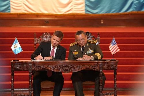 En mayo pasado, el Ejército de Guatemala y el de EE. UU. Firmaron un convenio para la modernización y ampliación del Puerto Quetzal. Ese mismo mecanismo se buscaría para otros proyectos. (Foto: Archivo/Soy502)
