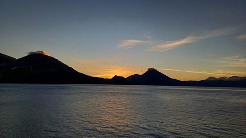 Los volcanes Atitlán, Tolimán y San Pedro son testigos eternos del mito que dio origen al lago. (Foto: Alfonso Guárquez/Colaborador)