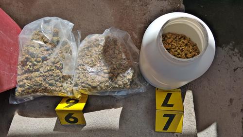 Al detenido se le incautó marihuana, que presuntamente distribuía. (Foto: PNC)