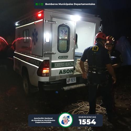 La madre fue localizada con varias heridas y fue trasladada a un centro asistencial. (Foto: Bomberos Municipales Departamentales)