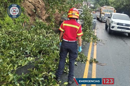 Bomberos Municipales se hicieron presentes para atender a los tripulantes y retirar obstáculos. (Foto: Bomberos Municipales)