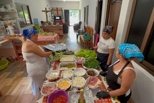 La convivencia al preparar fiambre también deja gratos recuerdos en quienes participan. (Foto: Rudy López/Colaborador)