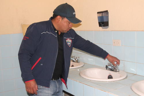 Técnicos revisan e instalan contadores de agua en las viviendas de Panajachel. (Foto: Alfonso Guárquez/Colaborador)