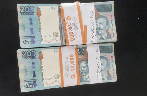 Un total de Q20 mil 800 se les incautó en billetes falsos. (Foto: PNC)