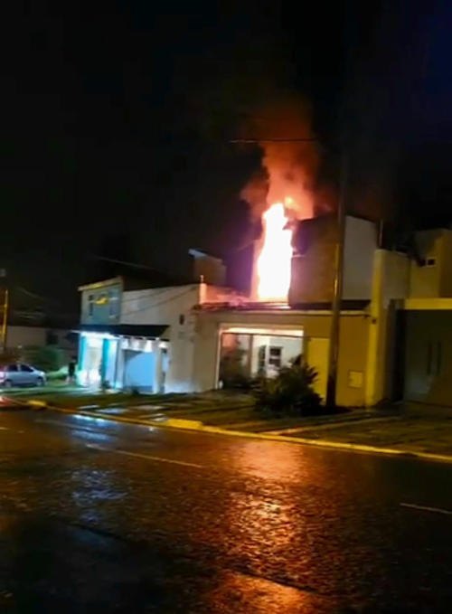 El segundo nivel de la vivienda fue consumido por el fuego. (Foto: Bomberos Voluntarios) 
