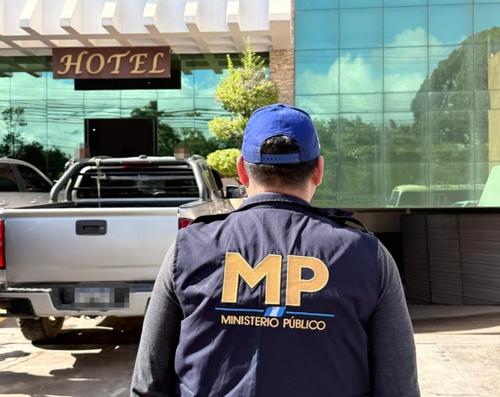 El Ministerio Público dirigió el allanamiento en el hotel California y confirmó que las diligencias se relacionan con las muertes denunciadas en la familia Molina Gonón. (Foto: MP)